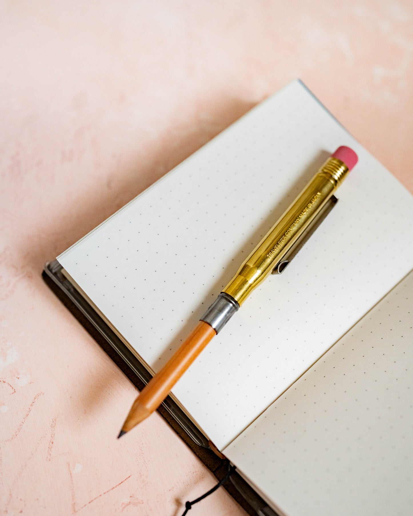 Porte Crayon à Papier en Laiton Traveler’s Company TRC Brass Ball Pen