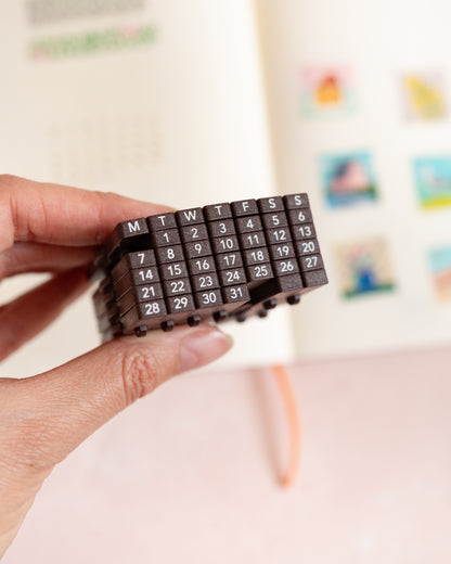 Tampon Calendrier Perpetuel Shachihata English